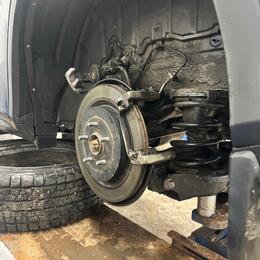 Lexus NX300 — замена задних тормозных дисков и газовых упоров капота Динамика Сходня Химки