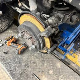 Toyota Land Cruiser Prado — замена задних тормозных колодок