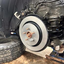 Lexus NX300 — замена задних тормозных дисков и газовых упоров капота Динамика Сходня Химки