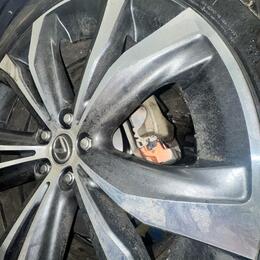 Lexus NX300 — замена задних тормозных дисков и газовых упоров капота Динамика Сходня Химки